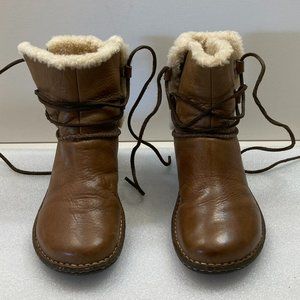UGG Women's size 8 Caspia boots, S/N 1932.